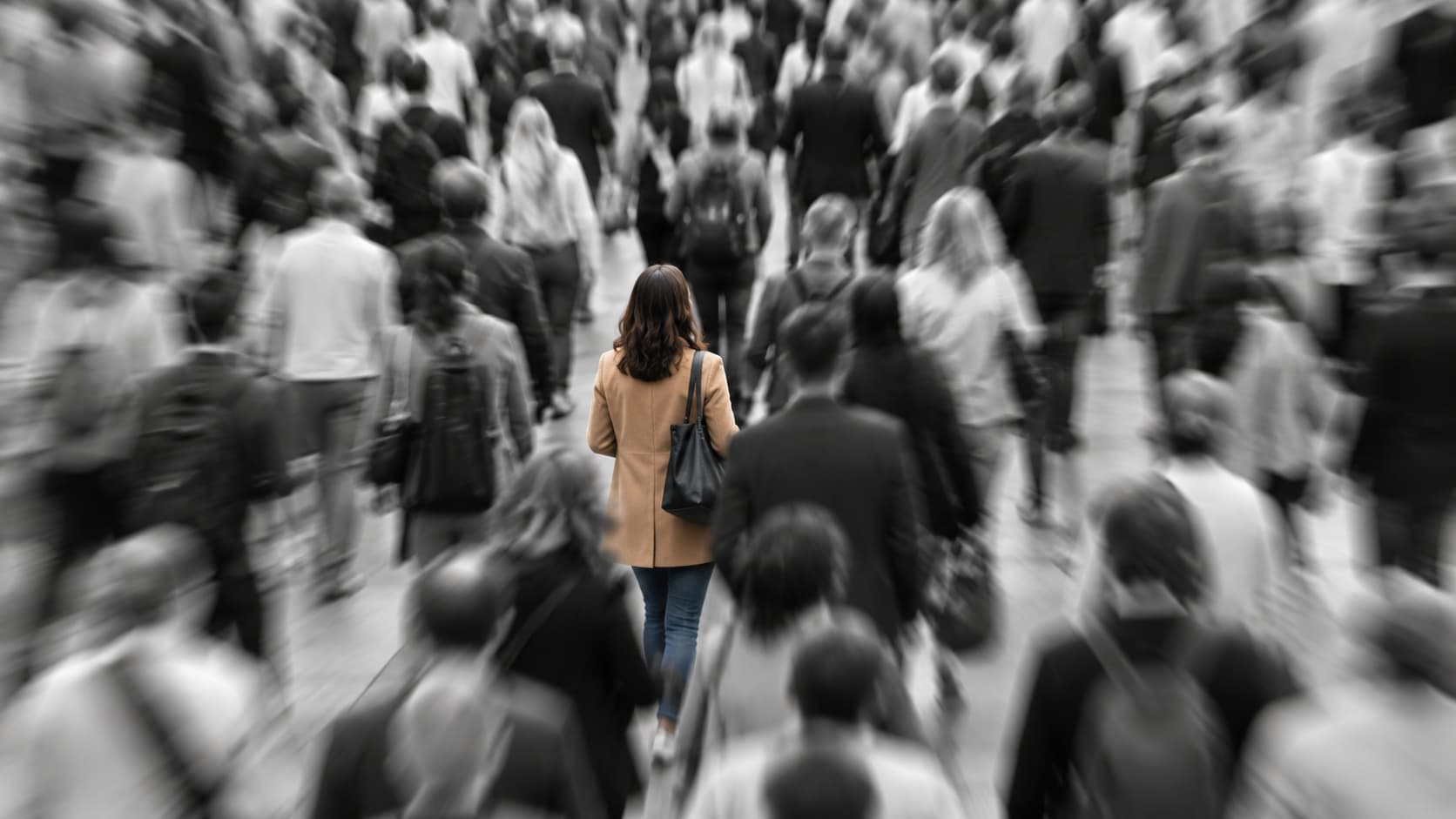 Donna circondata da molte persone in uno spazio pubblico